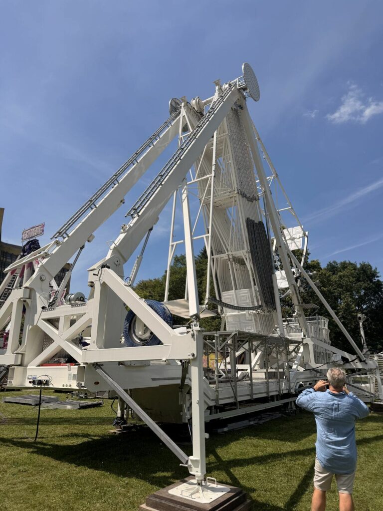 Équipe technique lors du montage de la grande roue de 22 mètres