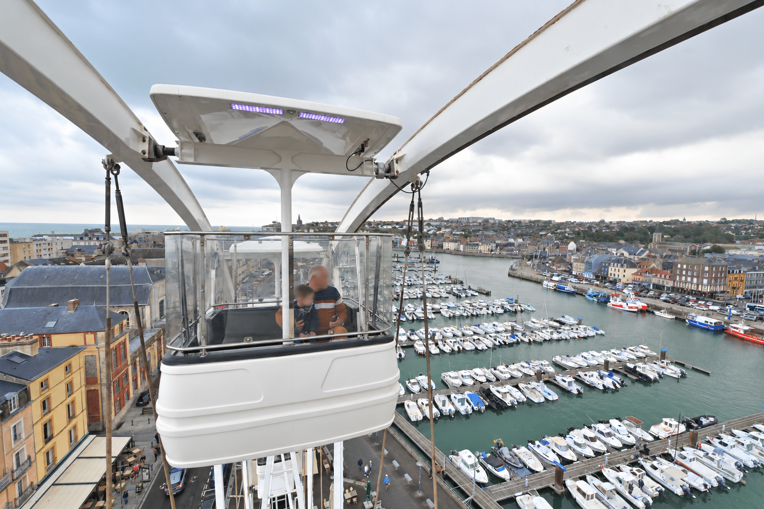 Vue sur le port de Dieppe et ses bateaux depuis une nacelle de la grande roue